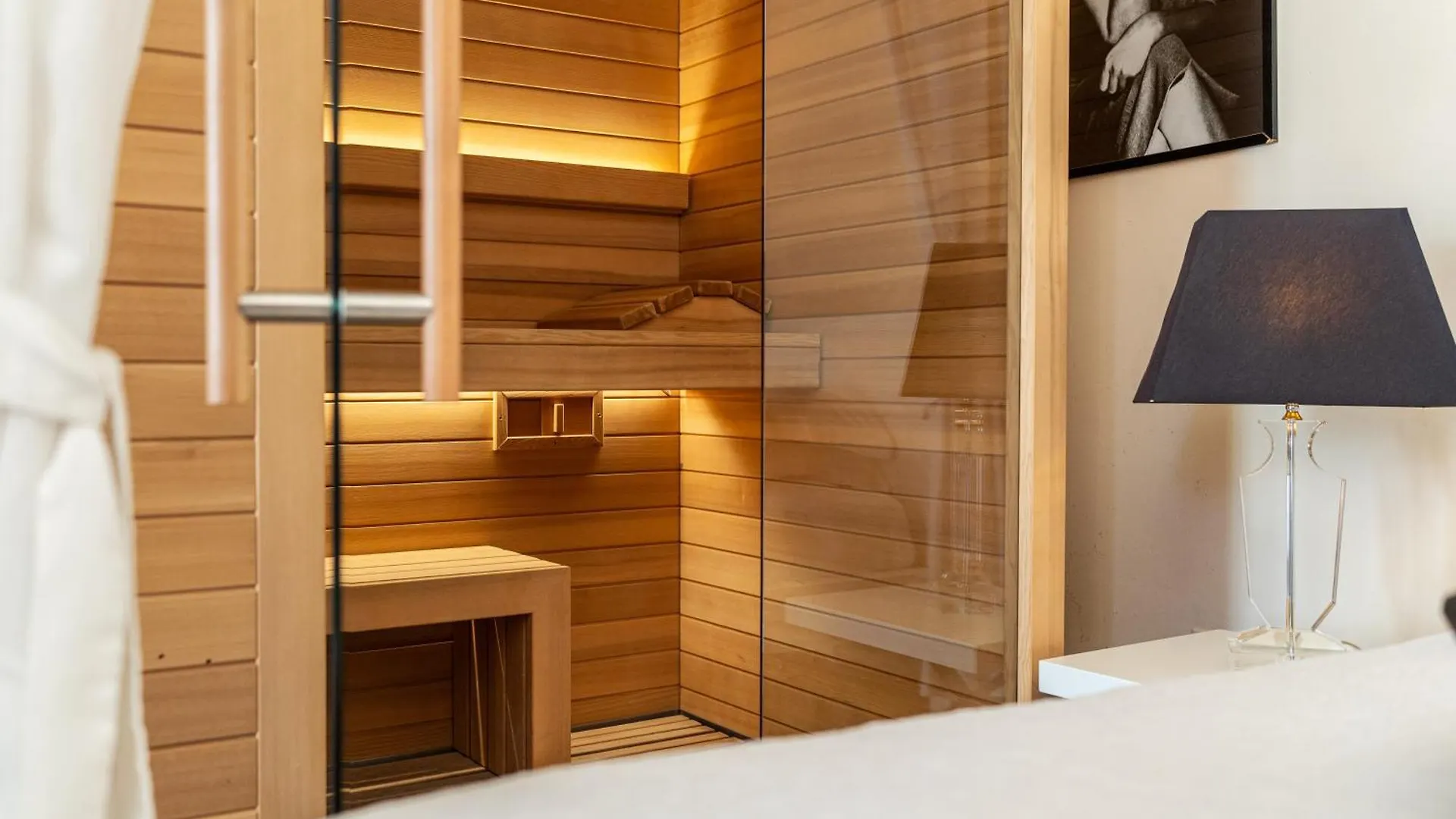 Snob Luxury Suite Cagliari 2*,  Italien